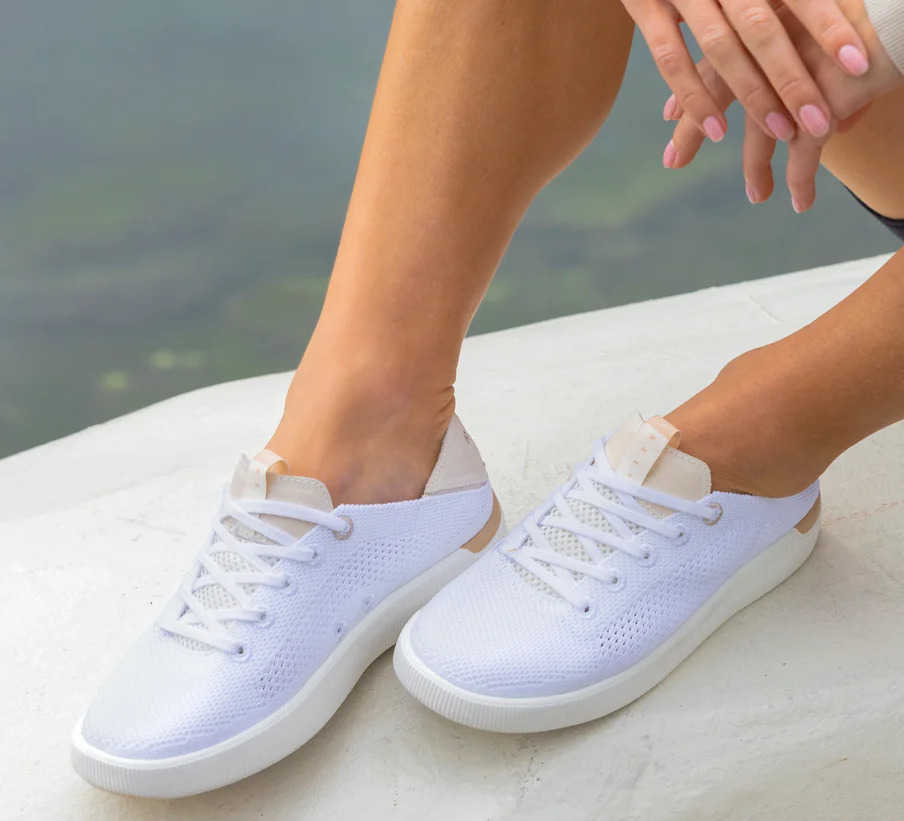 best-white-sneakers-for-travel