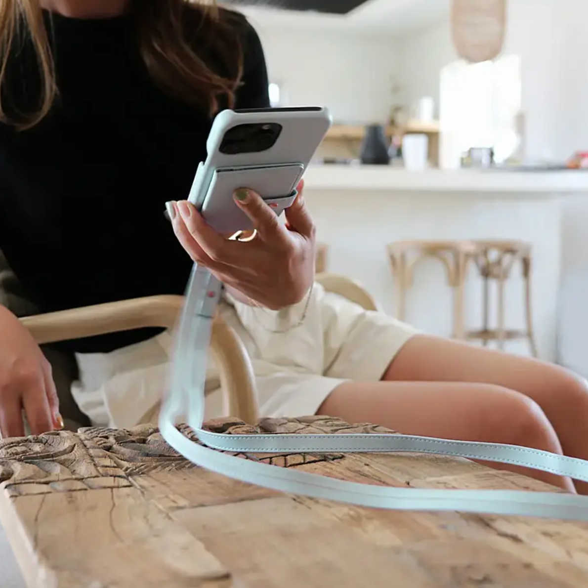 how-to-keep-phone-safe-travel