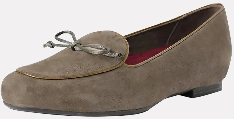 13 Best Wide Flats for Women That Are Perfect for Any Trip